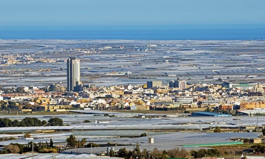Ciudad de El Ejido con parque e invernaderos